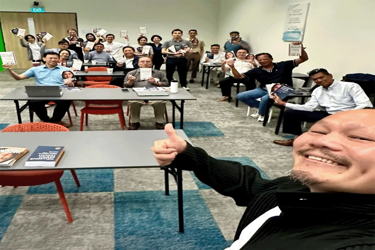 Sweet Spot Workshop at Welbilt - Group of professionals holding their workshop certificates with thumbs up