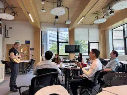 Frven Lim leading HappierMusic ukulele workshop at NTU